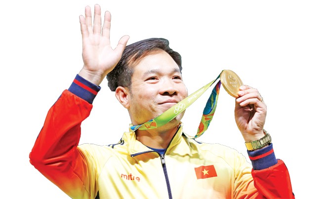 Xạ thủ Hoàng Xuân Vinh đem lại HCV Olympic đầu tiên cho Tổ quốc, đồng thời lập kỷ lục Olympic ở nội dung 10m súng ngắn hơi nam (202,5 điểm). Ảnh: TTXVN.