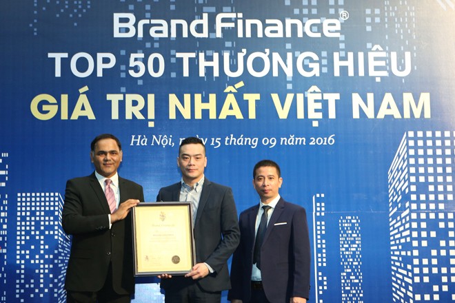 Ông Michael Hưng Nguyễn - Phó Tổng Giám đốc kiêm Giám đốc Tài chính Masan Group đón nhận giải thưởng.