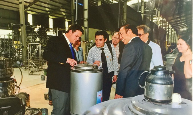 Chuyên gia cơ khí người Mỹ tìm hiểu công nghệ của cơ khí Ðăng Phong.