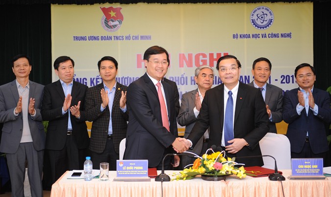 Bộ trưởng Bộ KH&CN Chu Ngọc Anh và Bí thư thứ nhất T.Ư Đoàn Lê Quốc Phong kí kết chương trình phối hợp giai đoạn 2016 - 2020.