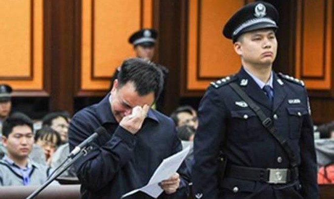 Bí thư Quảng Châu Vạn Khánh Lương khóc trước tòa.