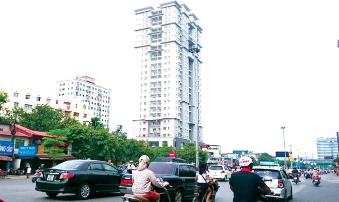 Tòa nhà TĐC Tạ Quang Bửu (Hai Bà Trưng, Hà Nội) bị bỏ hoang hơn 10 năm. Ảnh: Như Ý.