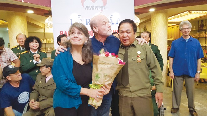 Sự đón tiếp rộng lòng, thân tình của cựu chiến binh Việt Nam khiến các cựu binh Mỹ cảm thấy được tha thứ và nhẹ nhõm. Ảnh: Lê Xuân Sơn.