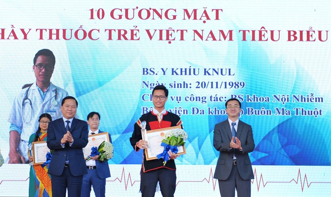 Bác sỹ Y Khíu Knul nhận giải thưởng Thầy thuốc trẻ Việt Nam tiêu biểu năm 2016. Ảnh: Xuân Tùng.
