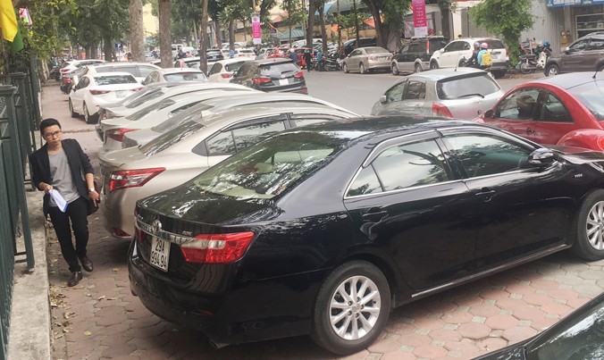 Thành phố Hà Nội quy định, quận không được cấp phép trông ô tô trên vỉa hè nhưng vỉa hè phố Quang Trung (quận Hoàn Kiếm) thì ngược lại.
