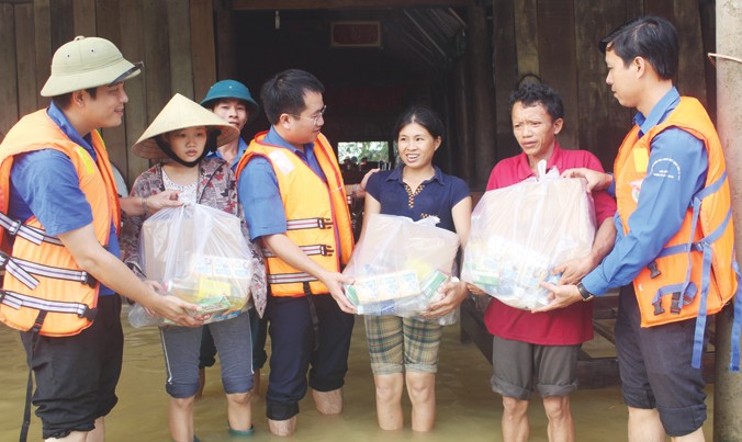 Đoàn viên thanh niên luôn có mặt kịp thời để ứng cứu người dân vùng lũ (Trong ảnh: Cứu trợ người dân vùng lũ Hương Khê tháng 10/2016). Ảnh: Quang Lộc.