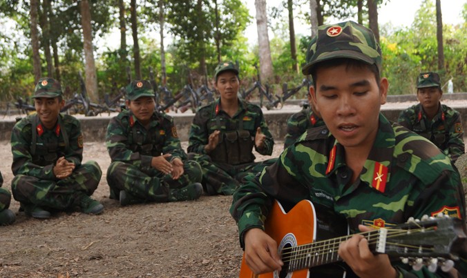 Chiến sĩ mới ở Trung đoàn Gia Định sinh hoạt văn nghệ trong giờ giải lao trên thao trường. Ảnh: Nguyễn Sơn.