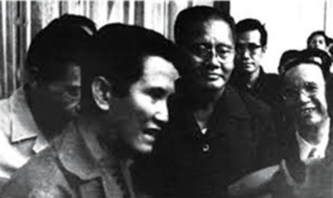 Từ phải qua: Ông Vũ Văn Mẫu, ông Dương Văn Minh và ông Nguyễn Hữu Hạnh trong ngày 30/4. Ảnh: TL.
