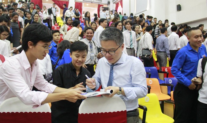 GS Ngô Bảo Châu ký tặng các bạn sinh viên Đà Nẵng. Ảnh: Thanh Trần.