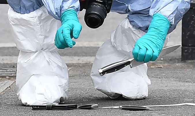 Những con dao tại hiện trường vụ tấn công bằng dao gần tòa nhà Quốc hội Anh tuần trước. Ảnh: Getty Images.
