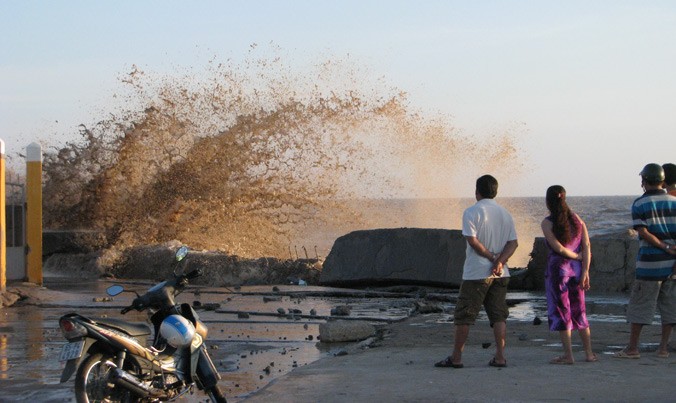 Sóng đánh vào đê biển Gành Hào (Đông Hải, Bạc Liêu).