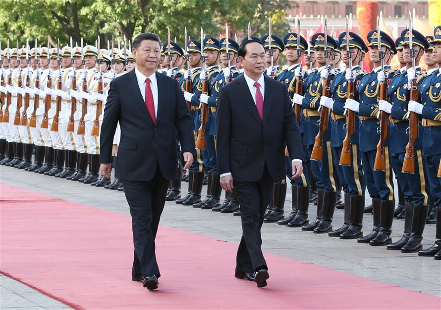 Tổng Bí thư, Chủ tịch Trung Quốc Tập Cận Bình và Chủ tịch nước Trần Đại Quang duyệt Đội quân danh dự. Ảnh: Xinhuanet
