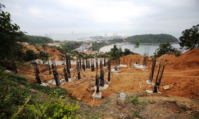 40 nền móng biệt thự khu nghỉ dưỡng biển Tiên Sa đang “cày xới” bán đảo Sơn Trà (Đà Nẵng) khiến dư luận quan tâm.