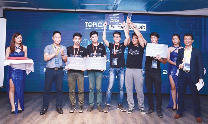 Các chàng trai của đội “Nguyễn Hiền” nhận giải nhất từ BTC.