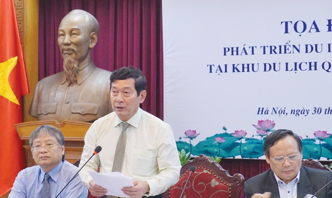 Thứ trưởng Huỳnh Vĩnh Ái (giữa) đã nhận trách nhiệm trước Phó Thủ tướng và công luận. Ảnh: Nguyên Khánh.