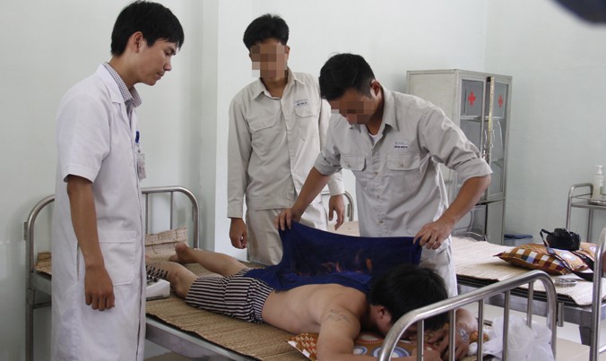 Các học viên cai nghiện tiến hành hỏa long cứu trước sự giám sát của bác sĩ. Ảnh: Thanh Trần.