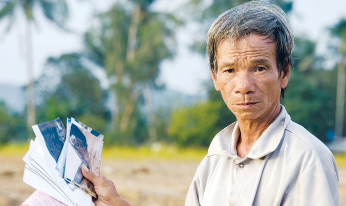 Lão nông Phạm Tấn Lực với những bằng chứng trong tay để cung cấp cho báo chí.