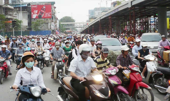Hà Nội hiện có 5,6 triệu phương tiện giao thông và lưu lượng đã vượt thiết kế mặt đường. Ảnh: Trọng Đảng.