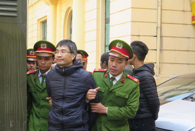 Giang Kim Đạt bị dẫn giải tại tòa sơ thẩm.