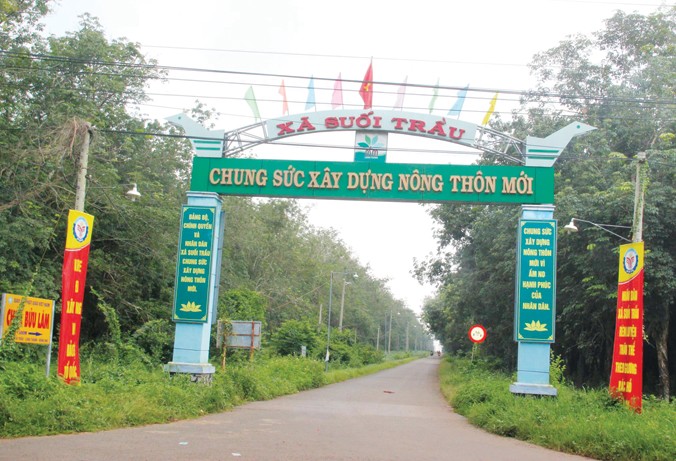 Cổng chào của xã Suối Trầu là công trình mới duy nhất được xây dựng ở địa phương này.