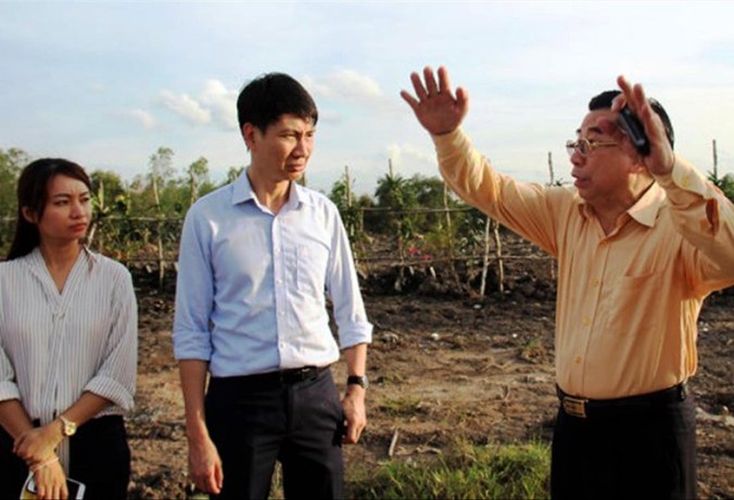 Ông Trương Trung Kiên, trưởng ban Đô thị HĐND TPHCM, cùng đoàn công tác xuống thực địa tại khu vực Cty cổ phần đầu tư phát triển Tâm Sinh Nghĩa. Ảnh: Nguyễn Triều/Tuổi trẻ.