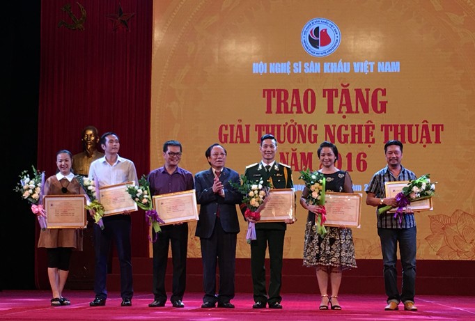 Ông Lê Tiến Thọ (đứng giữa) nhận ba giải thưởng trong Lễ trao tặng các giải thưởng nghệ thuật năm 2016 diễn ra ngày 1/10.