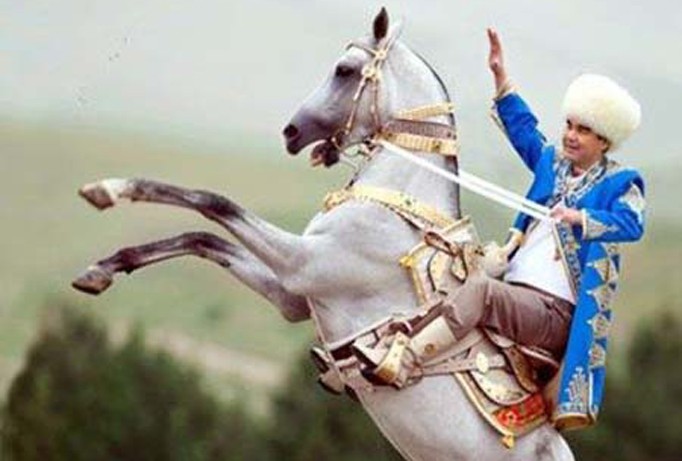 Ông Berdymukhamedov trên mình ngựa.