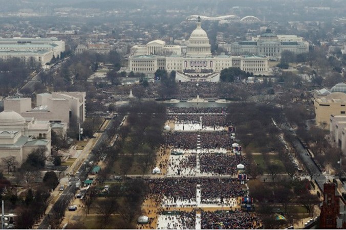 Đám đông người tới tham dự lễ nhậm chức của Tổng thống Mỹ Donald Trump không hề biết rằng trước đó một tuần, các camera giám sát bị tê liệt vì tin tặc. Ảnh: Washington Post.