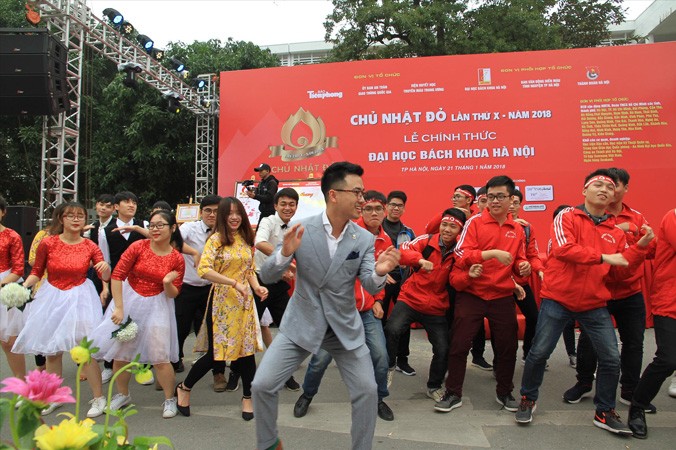 Minh Quân Idol hát và nhảy cùng các bạn sinh viên tham gia Chủ Nhật Đỏ 2018 tại ĐH Bách khoa Hà Nội. Ảnh: Nguyễn Mạnh Hà.