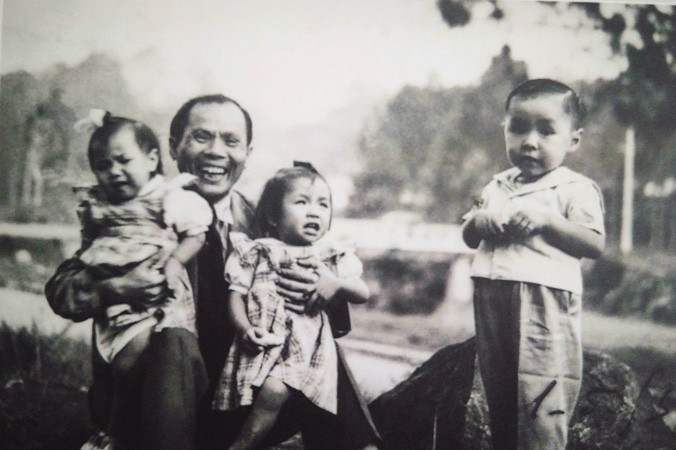 Nhà văn Nguyễn Vỹ cùng 3 con tại Ðà Lạt năm 1953.