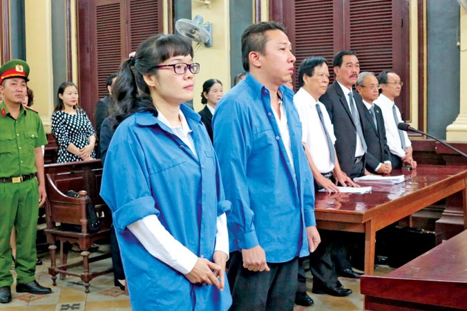 Hai bị cáo Huỳnh Thị Huyền Như và Võ Anh Tuấn tại tòa. Ảnh: Tân Châu.