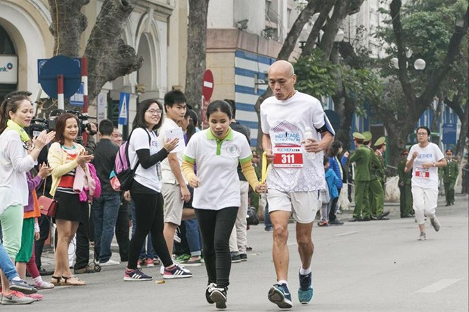 Ông Nguyễn Đỗ Hùng chạy cùng người khiếm thị ở hoạt động chạy thiện nguyện Run2gether. Ảnh: PT.