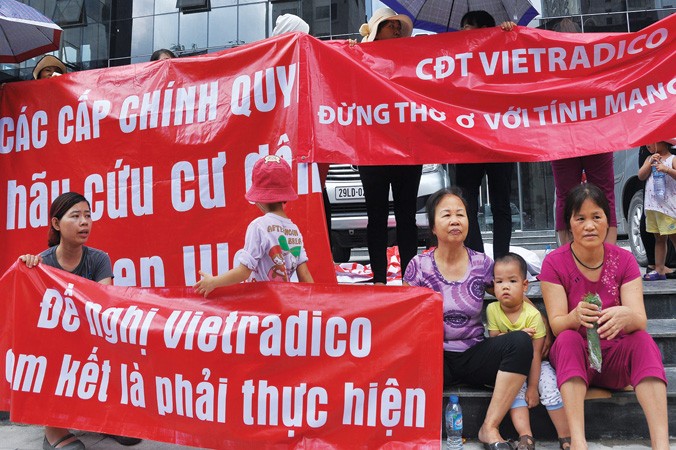 Cư dân phản đối chủ đầu tư Vietradico về tranh chấp chung cư. Ảnh: Anh Tuấn.