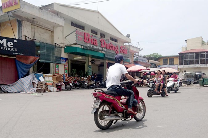 Quán bia Đường Sắt ngay cổng vào ga Hà Nội phía đường Trần Quý Cáp. Ảnh: Phạm Thanh.