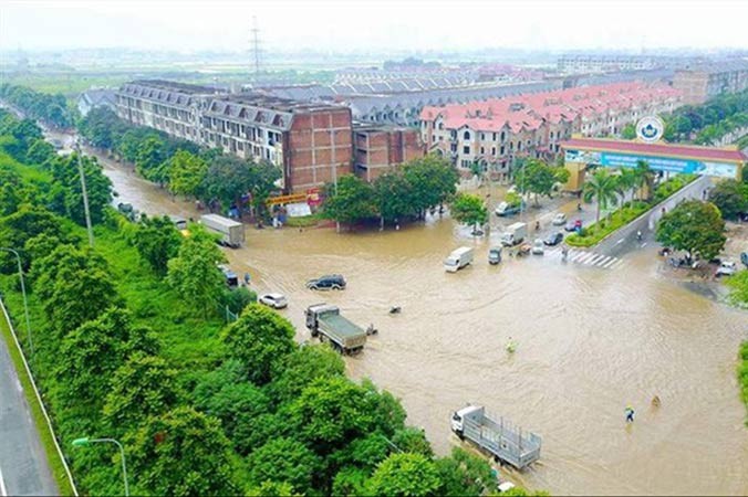 Mưa ngập tại Ðại lộ Thăng Long đoạn qua khu Thiên đường Bảo Sơn vào cuối tuần qua. Ảnh: Hà Trang.