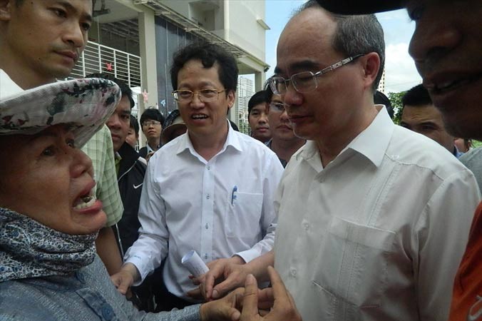 Bí thư Thành ủy TPHCM Nguyễn Thiện Nhân nghe người dân Thủ Thiêm trình bày bức xúc.