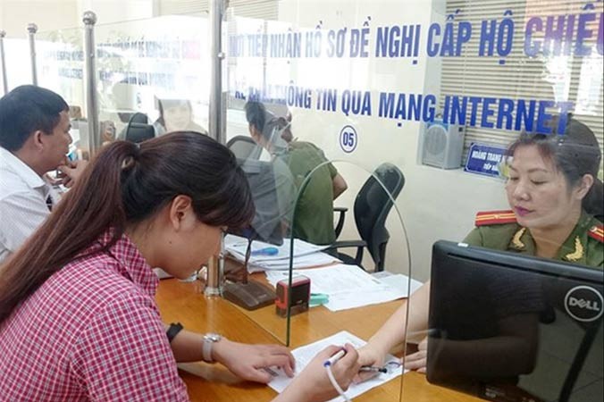 Người dân làm thủ tục cấp hộ chiếu tại Phòng PA72 -CATP Hà Nội. Ảnh: Tuấn Nguyễn.