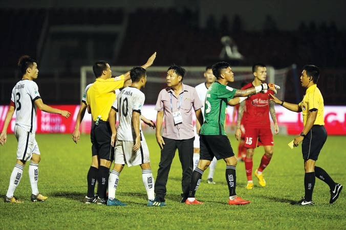 BHL CLB SHB Ðà Nẵng lao vào sân phản ứng quyết định của trọng tài truất quyền thi đấu với thủ môn Lê Văn Hưng. Ảnh: VSI.