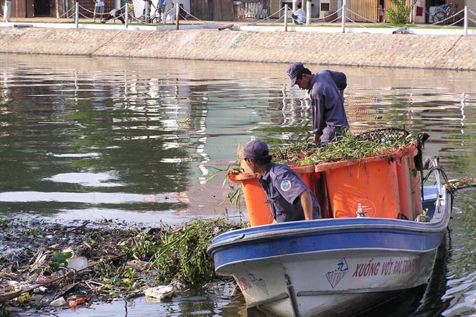Mỗi ngày, công nhân vệ sinh vớt được từ 7-8 tấn rác trên kênh Nhiêu Lộc -Thị Nghè.
