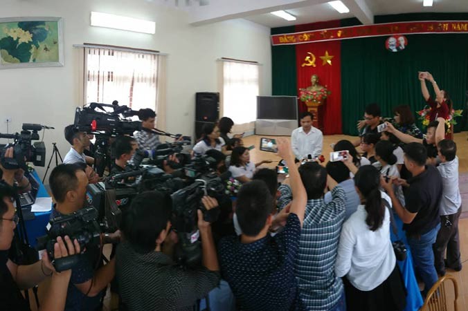 Ông Mai Văn Trinh, Cục trưởng Cục Quản lý chất lượng, Bộ GD&ÐT, giữa vòng vây của báo chí sáng qua. Ảnh: Nguyễn Hà.