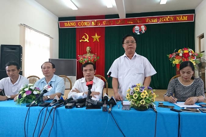 Ông Mai Văn Trinh và ông Phạm Văn Thủy (đứng) tại buổi gặp gỡ báo chí.