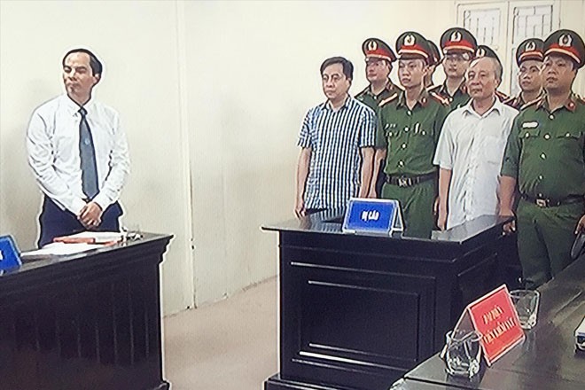 Vũ “nhôm” (áo sọc kẻ) và Phan Hữu Tuấn (áo trắng) bị tuyên lần lượt 9 và 7 năm tù. Ảnh: Nguyễn Hoàn.