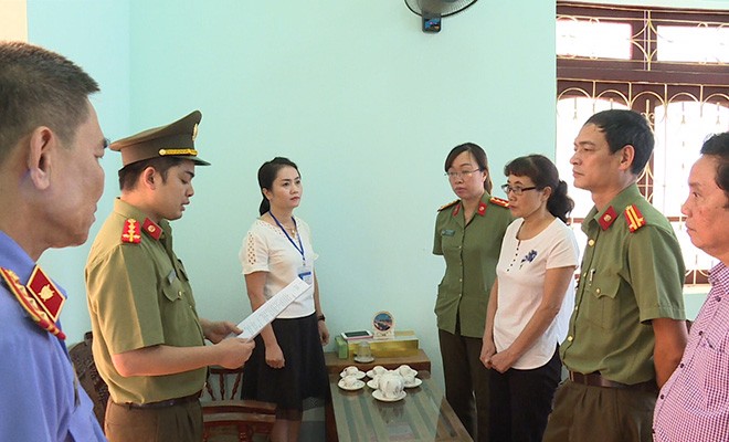 Gian lận thi cử ở Sơn La, Hà Giang là những sai phạm rất nghiêm trọng (Công an đọc lệnh bắt bà Nguyễn Thị Hồng Nga ở Sơn La).