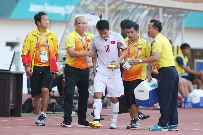 HLV Park Hang Seo hỏi thăm động viên tiền vệ Hùng Dũng sau khi anh dính chấn thương ở trận đấu với Olympic Nhật Bản. Ảnh: VSI.