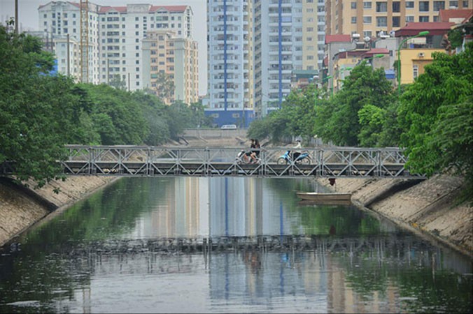 Sông Kim Ngưu trong tình trạng ô nhiễm nghiêm trọng.