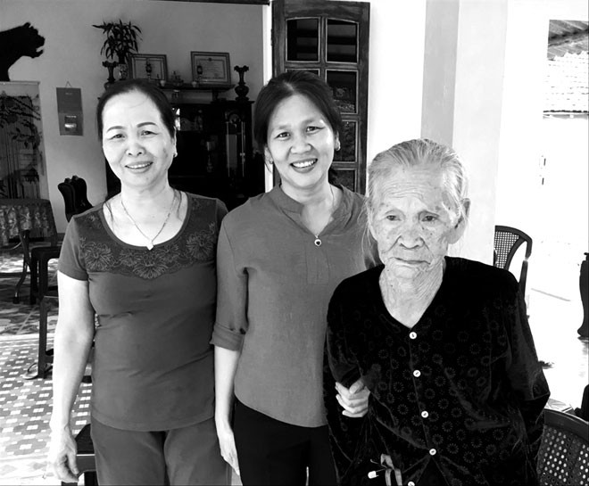 Bà Phan Thị Thanh (ngoài cùng bên phải) cùng con gái Đặng Thị Hà (giữa) trong ngày hội ngộ.