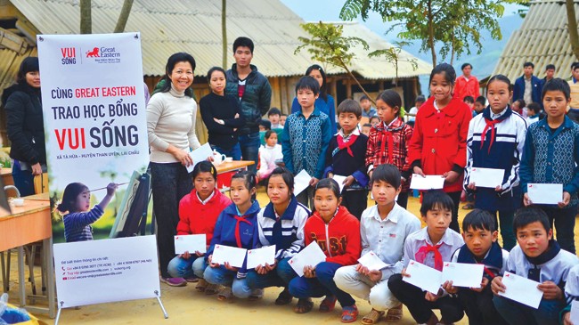  Bà Trịnh Thị Lệ - Trường phòng Tiếp Thị và Truyền thông Công ty Great Eastern Việt Nam trao học bổng cho các em học sinh giỏi và tiên tiến