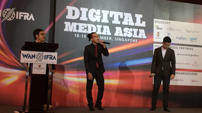 RapNewsPlus biểu diễn trực tiếp trên sân khấu trong hội nghị Truyền thông Kỹ thuật số Châu Á (DMA) tại Singapore vào tháng 11/2014
