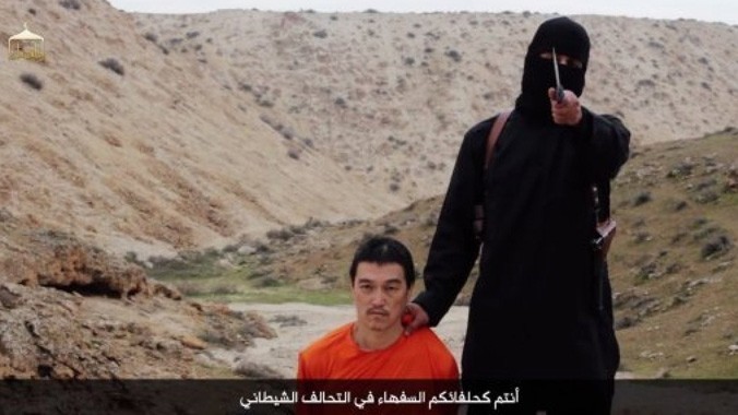 Con tin Kenji Goto và tay súng cực đoan trong đoạn phim do IS tung ra. Ảnh: Huffington Post