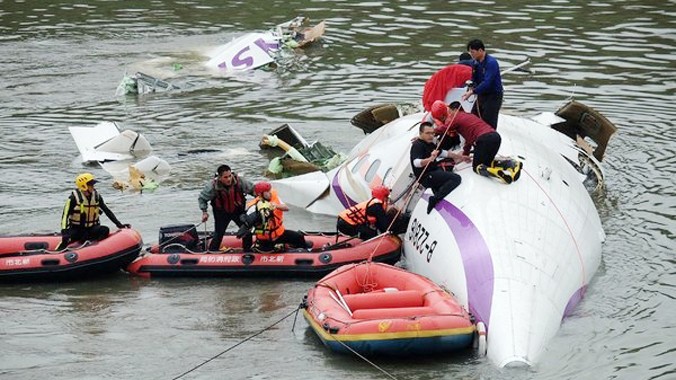 Cứu hộ nạn nhân trên chiếc máy bay gặp nạn. Ảnh: Getty Images